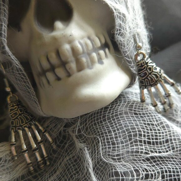 SKELETON HAND EARRINGS - COSTUME JEWELRY - Picture 2 of 5